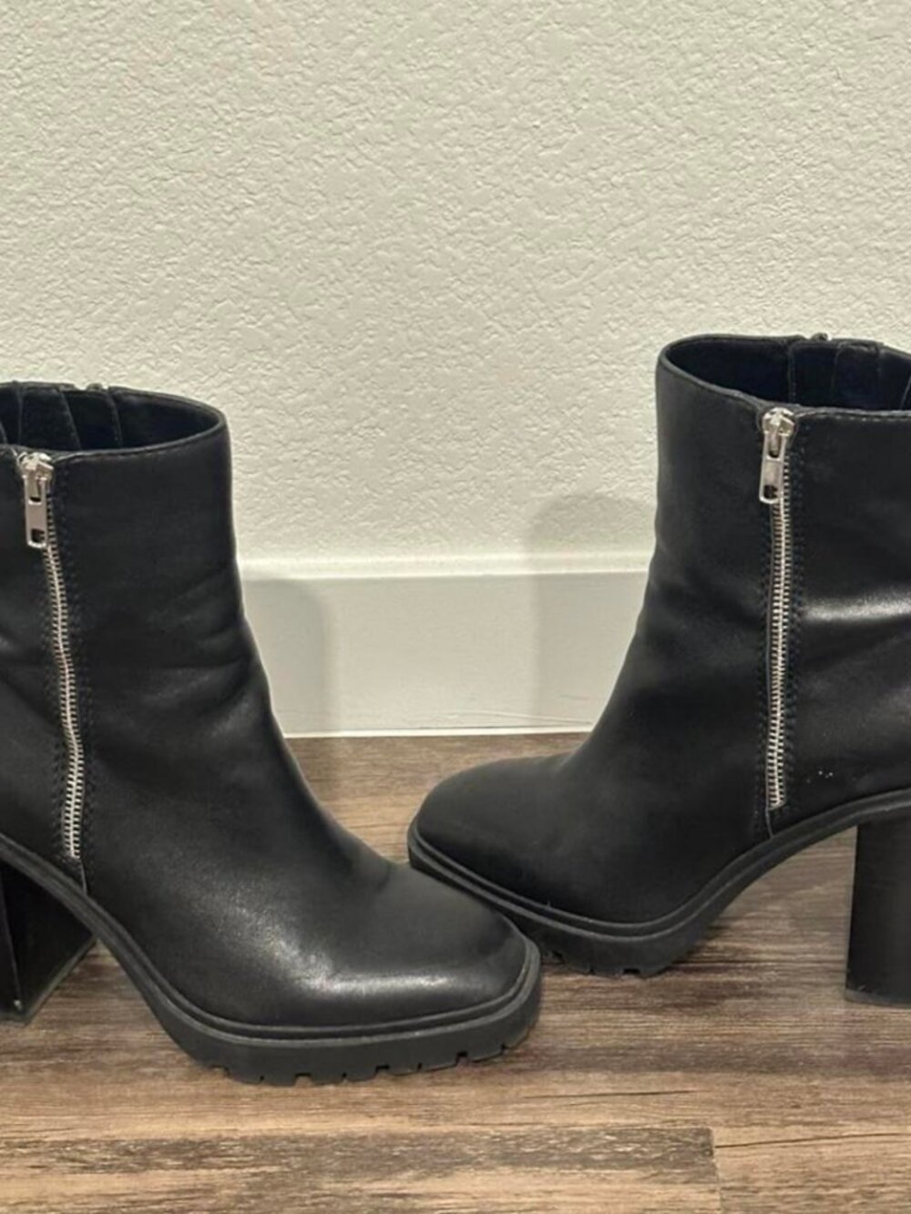 Chelsea & Violet Women's Black Boots